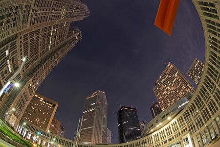 Vista notturna del Tokyo Metropolitan Government Building con grattacieli illuminati.