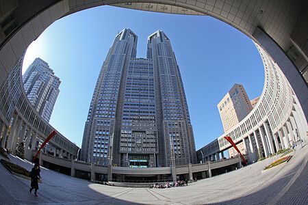 Il tokyo metropolitan government building visto dal basso con cielo azzurro