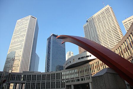 Tokyo Metropolitan Government Building con grattacieli e un arco rosso.