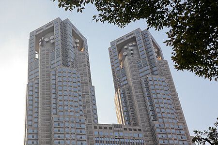 Tokyo Metropolitan Government Building con cielo azzurro.