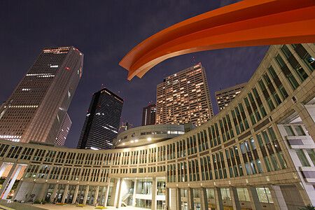Tokyo Metropolitan Government Building di notte con architettura moderna.