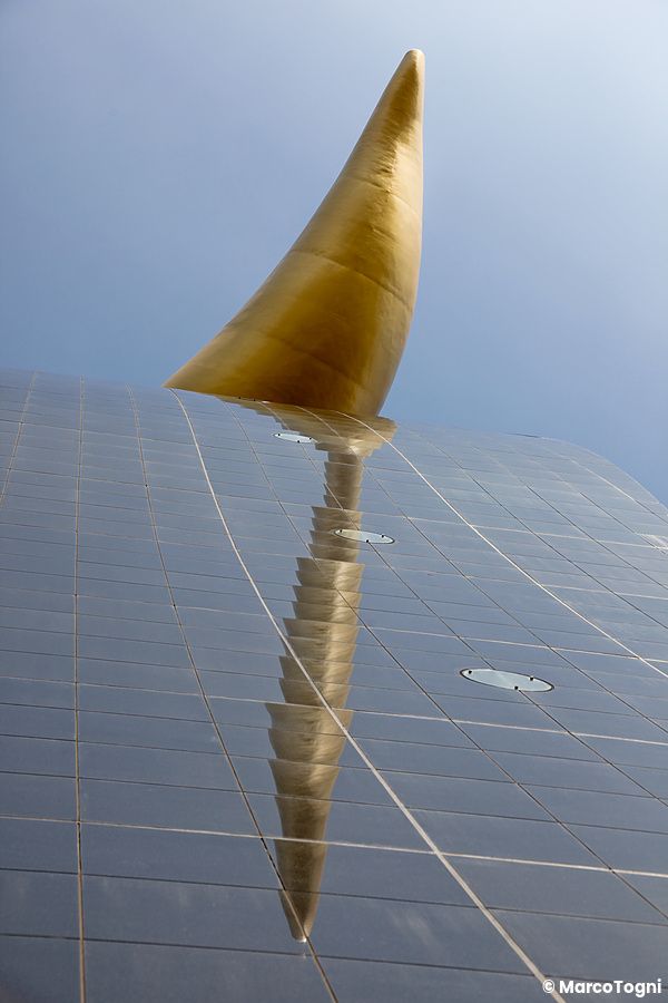 Asahi Beer Hall con la sua fiamma dorata contro un cielo blu.