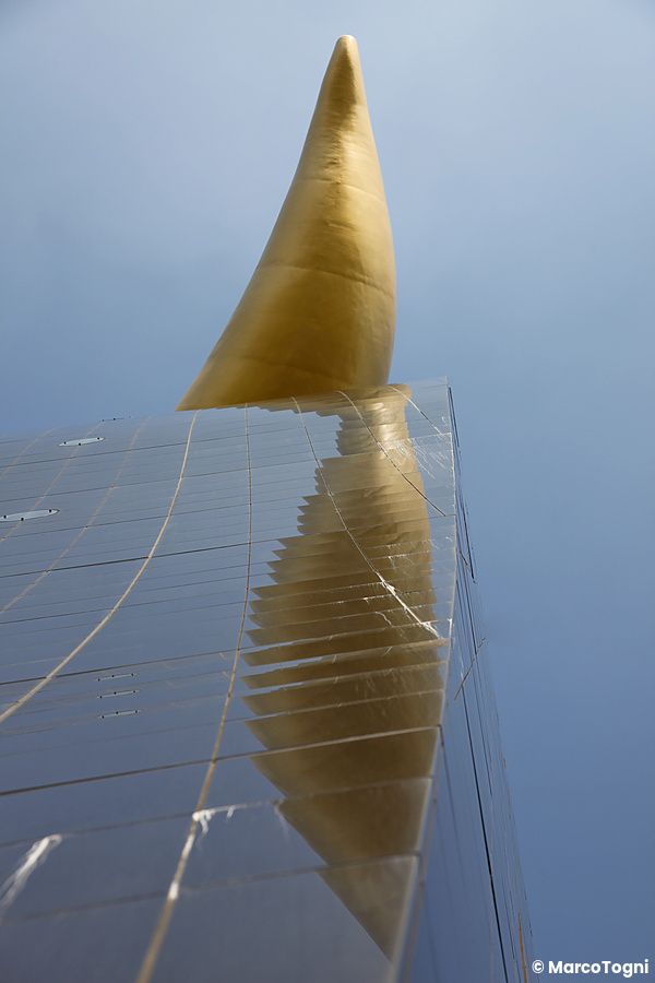 L'Asahi Beer Hall a Tokyo con la sua scultura dorata distintiva.