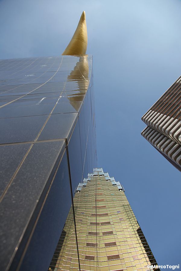 Asahi Beer Hall a Tokyo con cielo limpido.