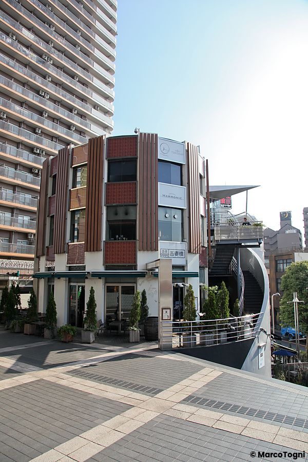 Edificio Asahi Beer Hall ad Asakusa, Tokyo, in un giorno soleggiato.