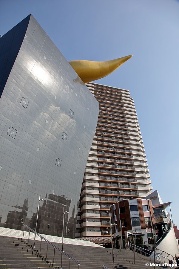 Asahi Beer Hall a Tokyo con la sua caratteristica scultura dorata.