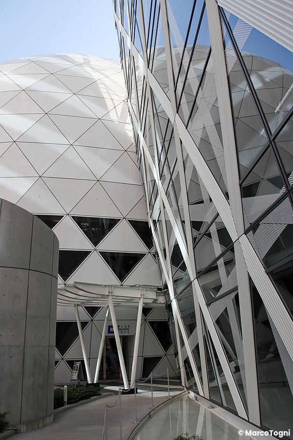 Dettaglio della Cocoon Tower a Shinjuku, con superfici geometriche riflettenti.