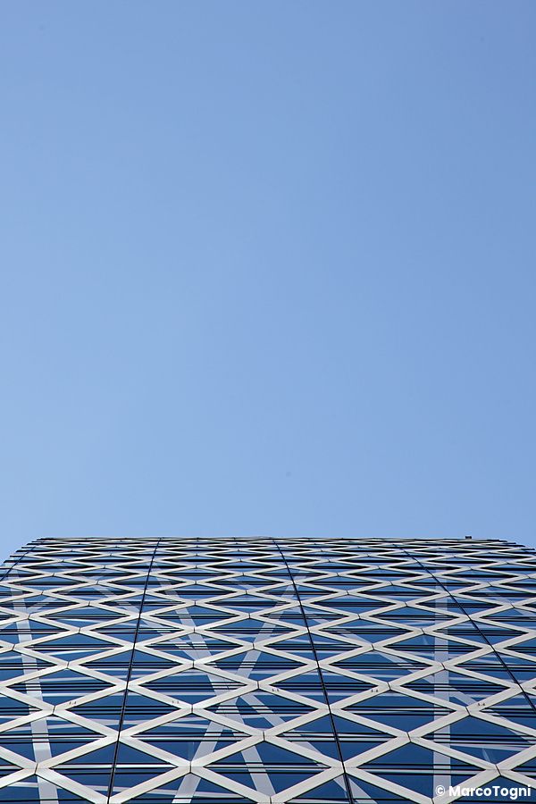 Vista della cocoon tower a shinjuku con struttura a griglia diagonale.