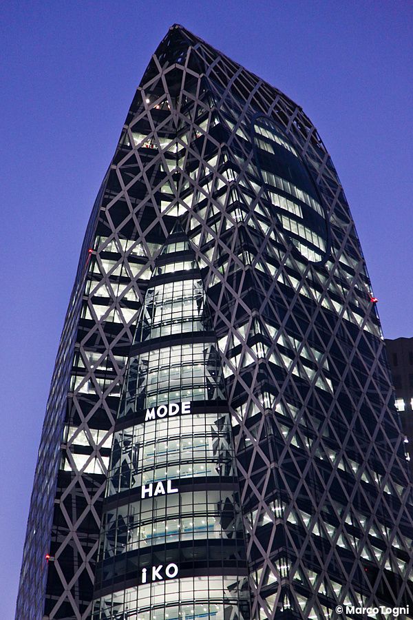 Il grattacielo Cocoon Tower illumina il cielo di Shinjuku al crepuscolo.