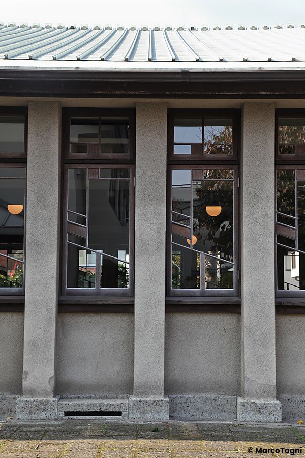 Facciata del Jiyugakuen Myonichikan con grandi finestre.