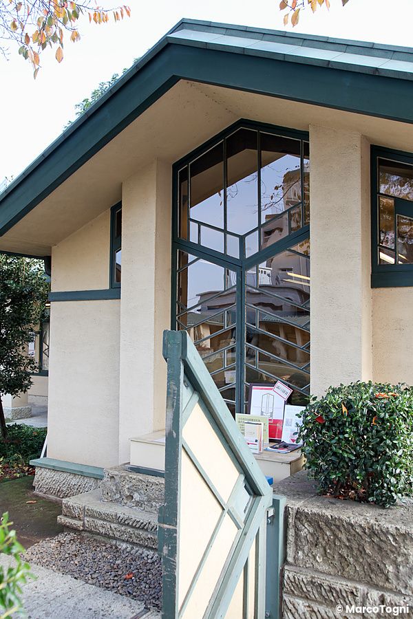 Vista dell'edificio Jiyugakuen Myonichikan con dettagli geometrici.