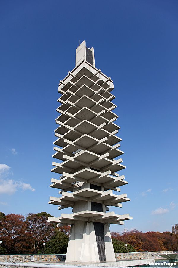 Torre moderna nel Parco olimpico di Komazawa a Tokyo sotto un cielo blu.