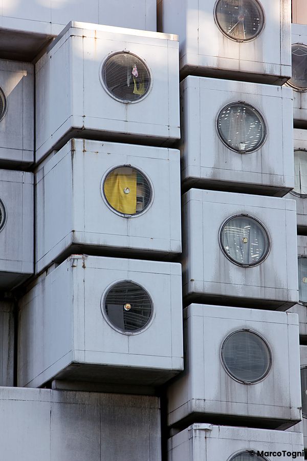 Dettaglio delle capsule modulari della Nakagin Capsule Tower a Tokyo.