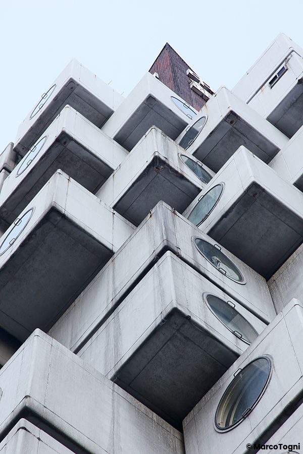 La Nakagin Capsule Tower a Tokyo con capsule cubiche sovrapposte.