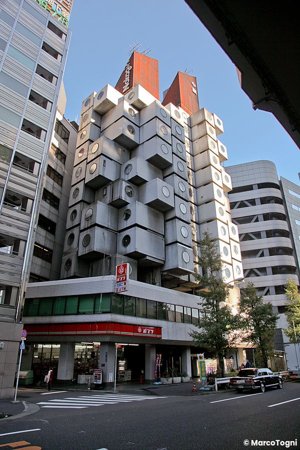 Nakagin Capsule Tower a Tokyo con cielo azzurro e design circolare.