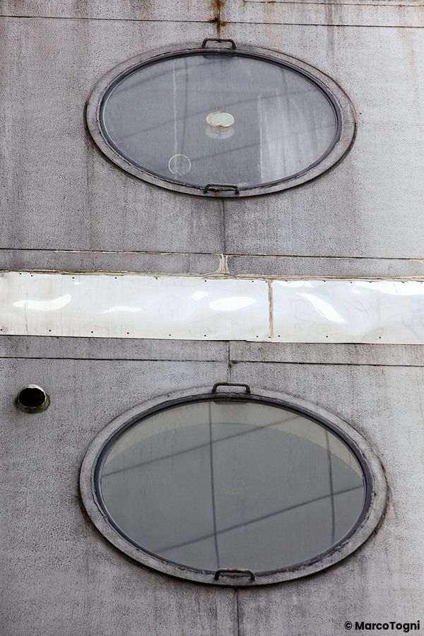 Due oblò rotondi sulla facciata della Nakagin Capsule Tower a Tokyo