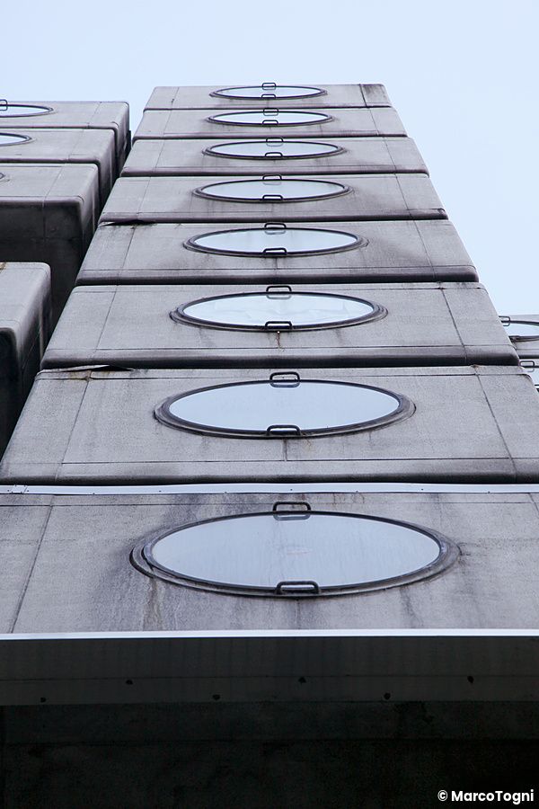 Dettaglio della Nakagin Capsule Tower a Tokyo con finestre a oblò.