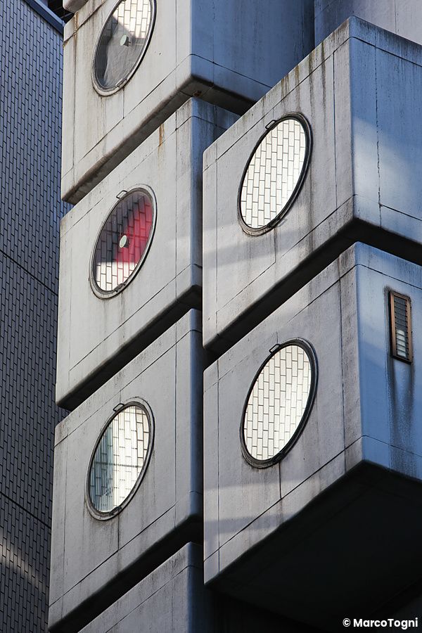 Nakagin Capsule Tower a Tokyo con capsule modulari