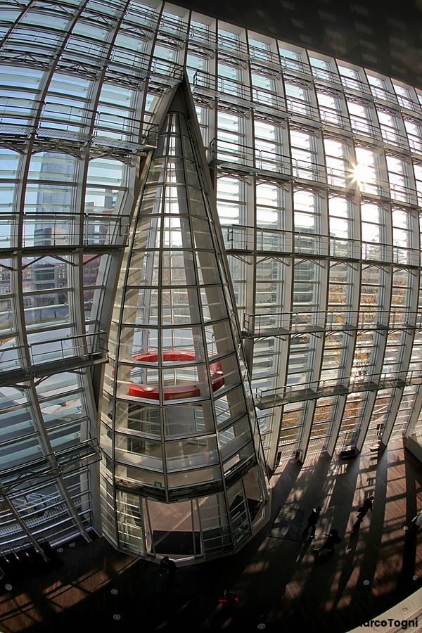 Interno di The National Art Center a Tokyo con vetri e luce del sole.