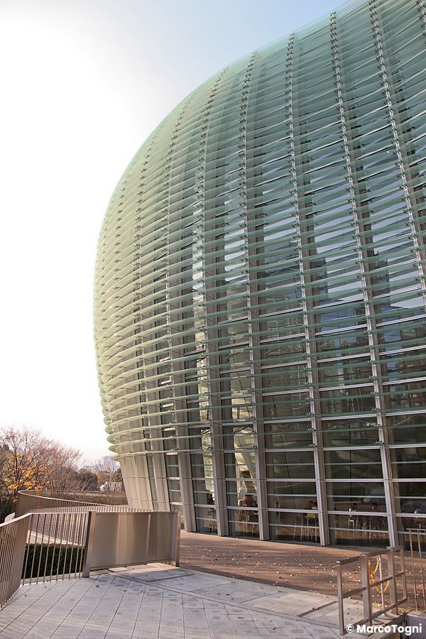 La facciata moderna e ondulata di The National Art Center a Tokyo.