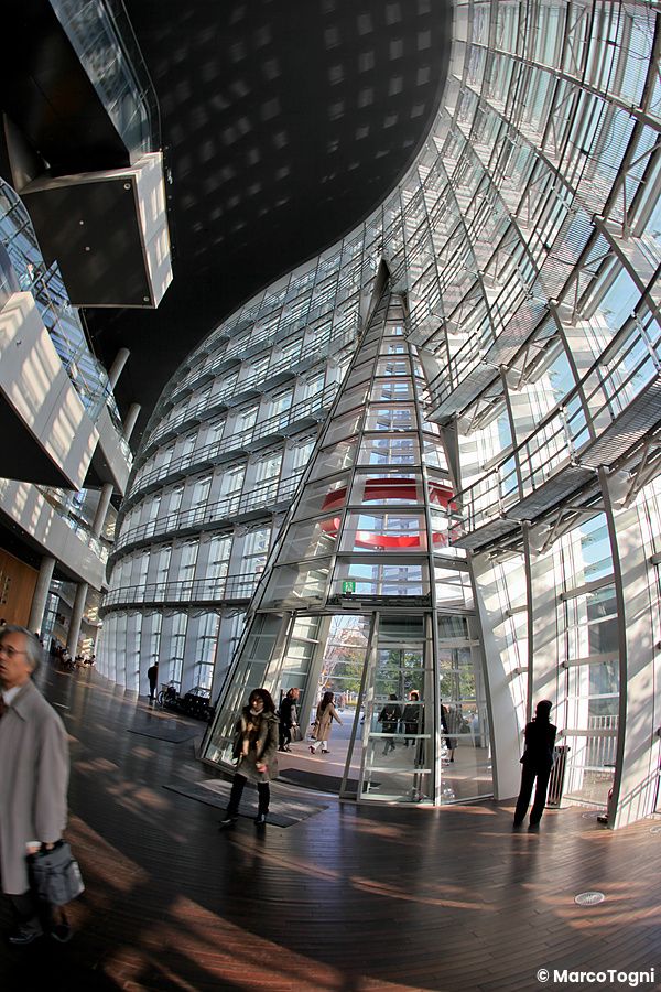 Interno di The National Art Center a Tokyo con persone che camminano.