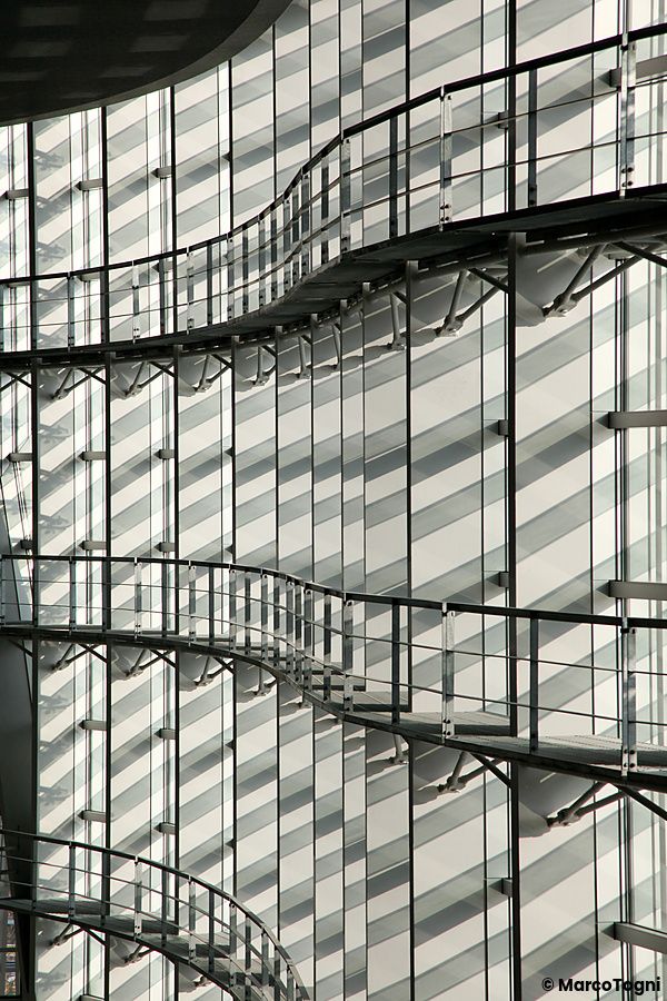 Interno moderno e geometrico di The National Art Center a Tokyo.
