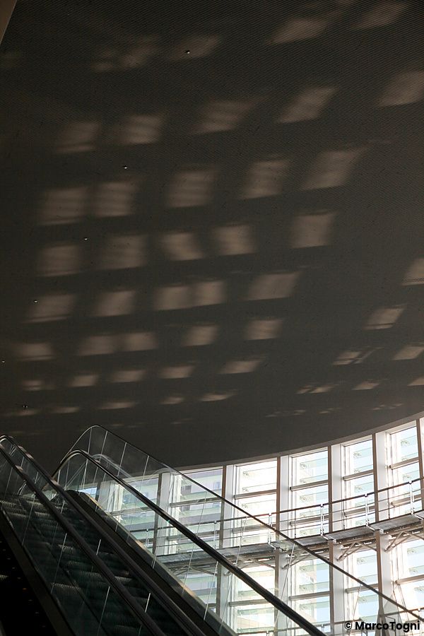 Scala mobile e giochi di luce a The National Art Center, Tokyo