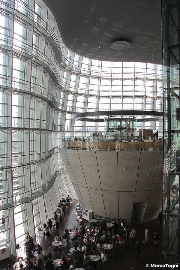 L'interno di The National Art Center con struttura moderna e persone sedute ai tavoli