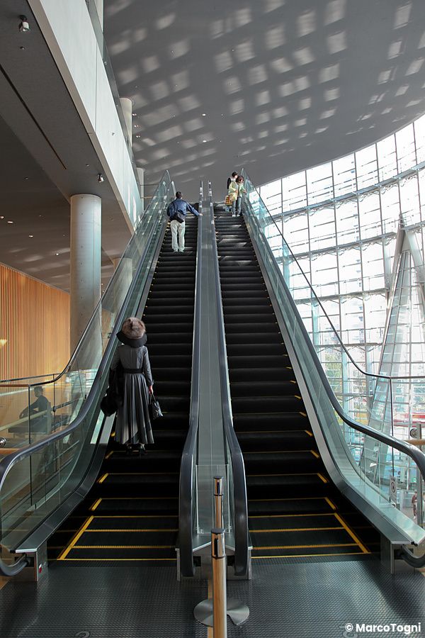 Scala mobile in The National Art Center a Tokyo con persone che salgono.