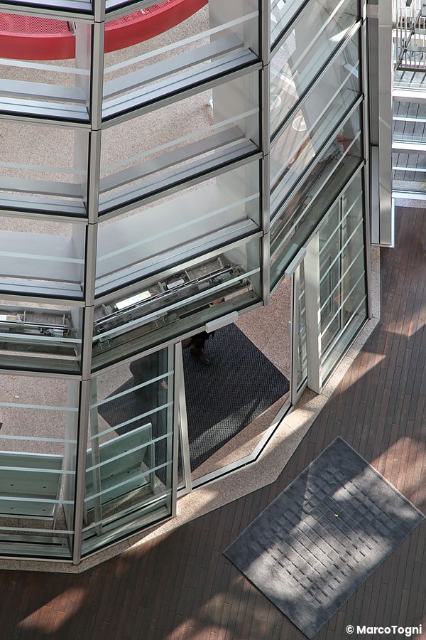 Dettaglio architettonico di vetro e acciaio a The National Art Center, Tokyo.