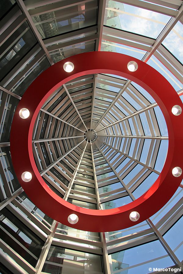 Soffitto circolare in vetro e metallo di The National Art Center a Tokyo.