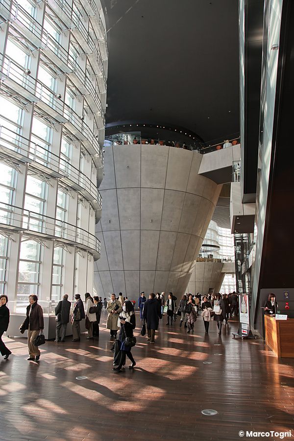 Interno di The National Art Center a Tokyo con persone e design moderno.