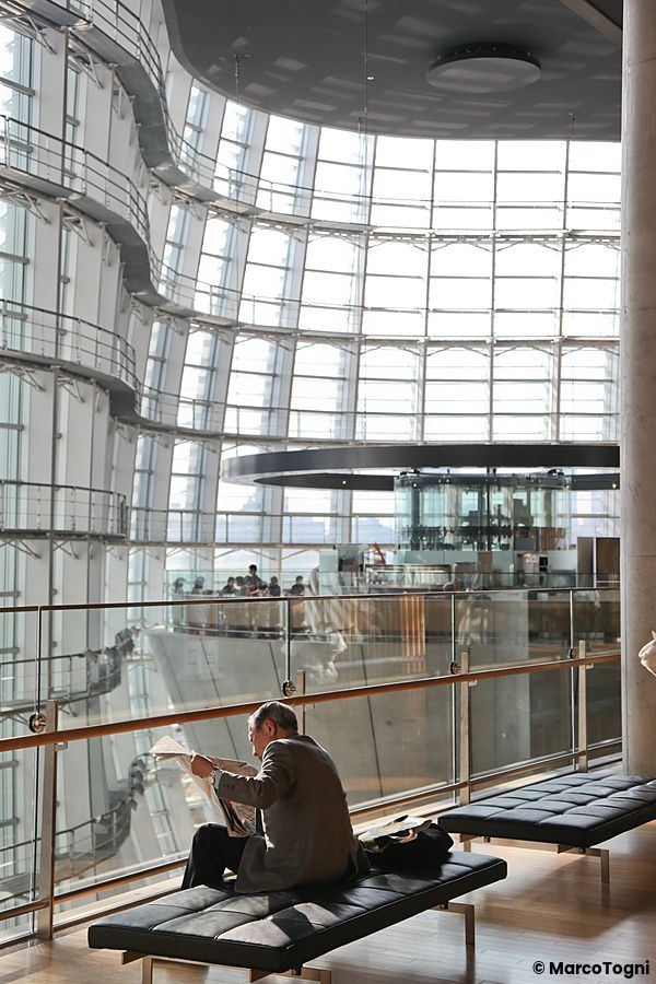 Persona seduta leggendo all'interno di The National Art Center a Tokyo.