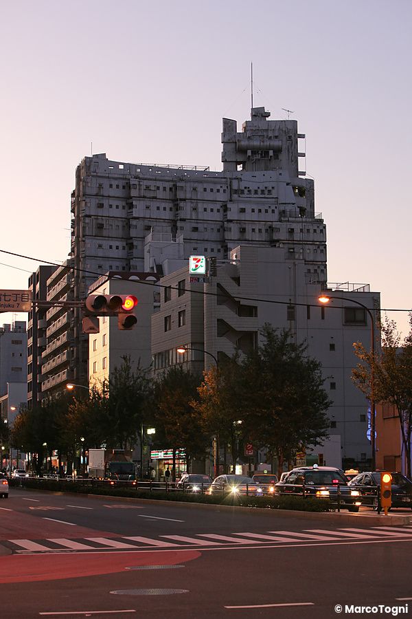 New sky building a shinjuku con traffico al tramonto.