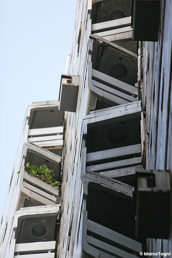 Sezione del New Sky Building con finestre geometriche a Shinjuku, Tokyo.