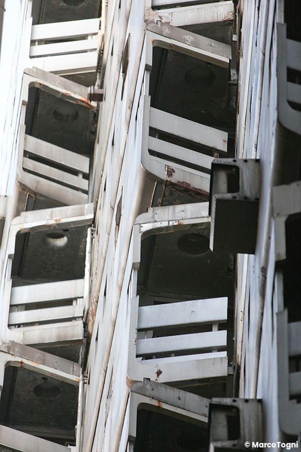 Dettaglio delle capsule modulari dell'edificio New Sky Building a Tokyo.