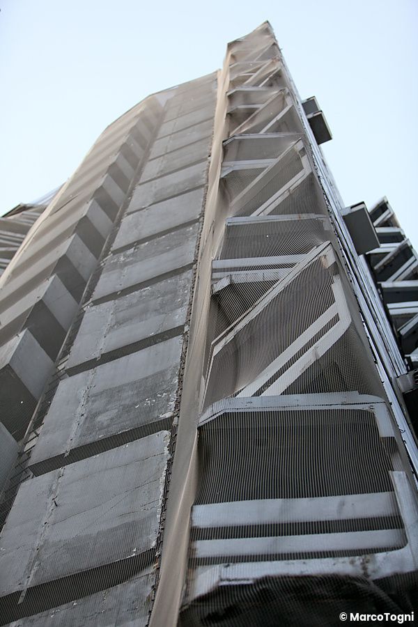 Vista ravvicinata del New Sky Building a Shinjuku con strutture metalliche visibili.