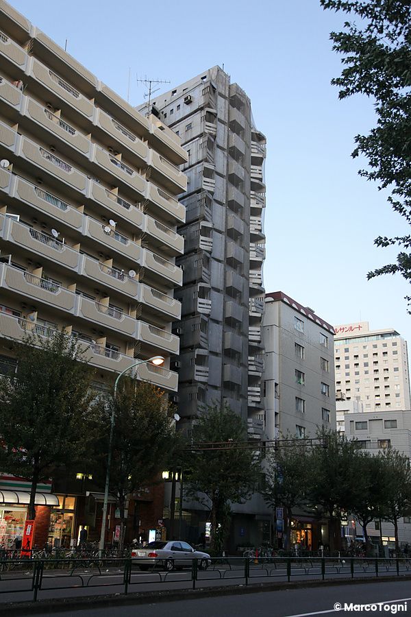Vista del New Sky Building a Shinjuku, Tokyo, con edifici circostanti