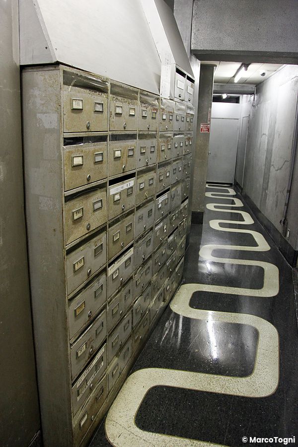 Cassette postali nel corridoio del New Sky Building a Shinjuku