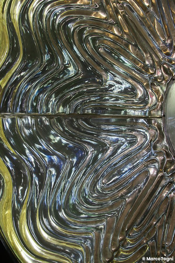 Dettaglio di The Eye of Shinjuku di Yoshiko Miyashita nella stazione di Shinjuku.