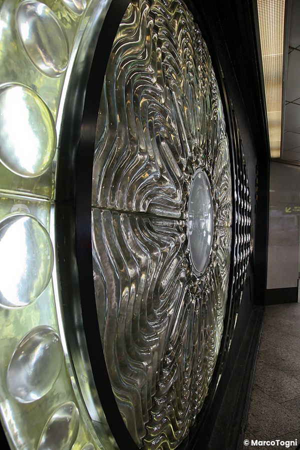 Scultura 'The Eye of Shinjuku' in rilievo alla stazione di Shinjuku, Tokyo.