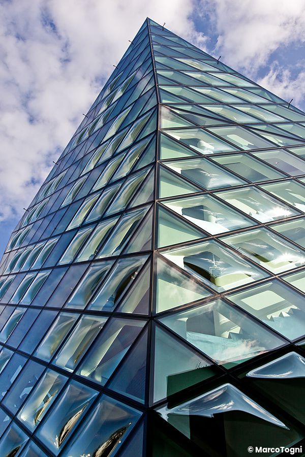 L'edificio prada aoyama con struttura in vetro a tokyo sotto un cielo nuvoloso.