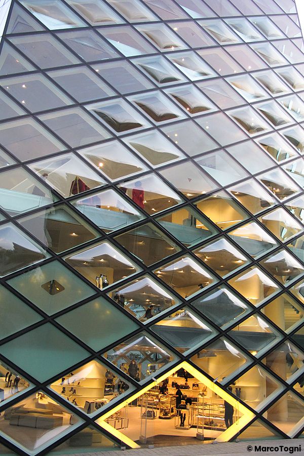 Facciata a diamante del Prada Aoyama a Tokyo illuminata durante il giorno.