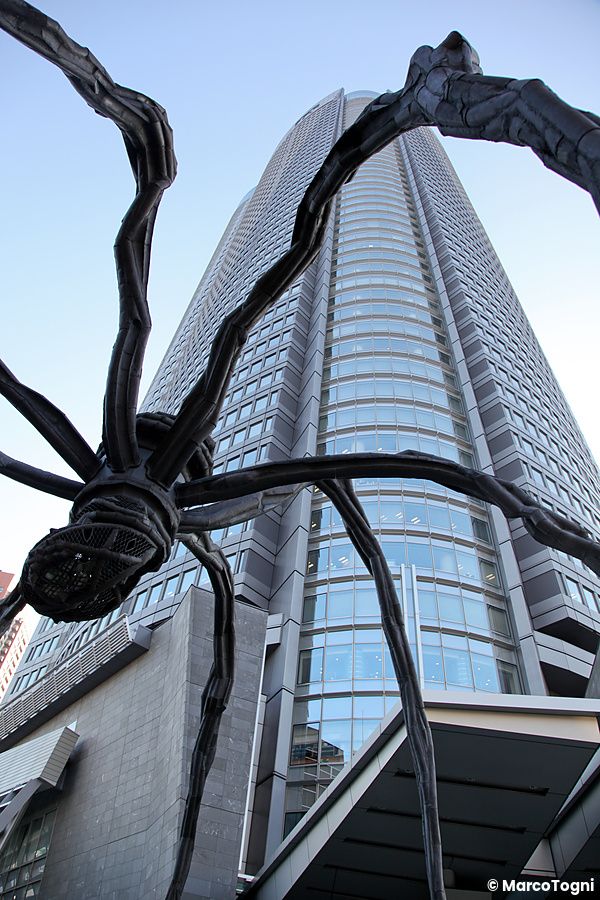 Scultura del ragno di Louise Bourgeois a Roppongi Hills, Tokyo