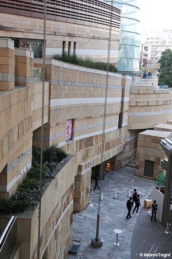 Vista di Roppongi Hills a Tokyo con architettura moderna e persone.