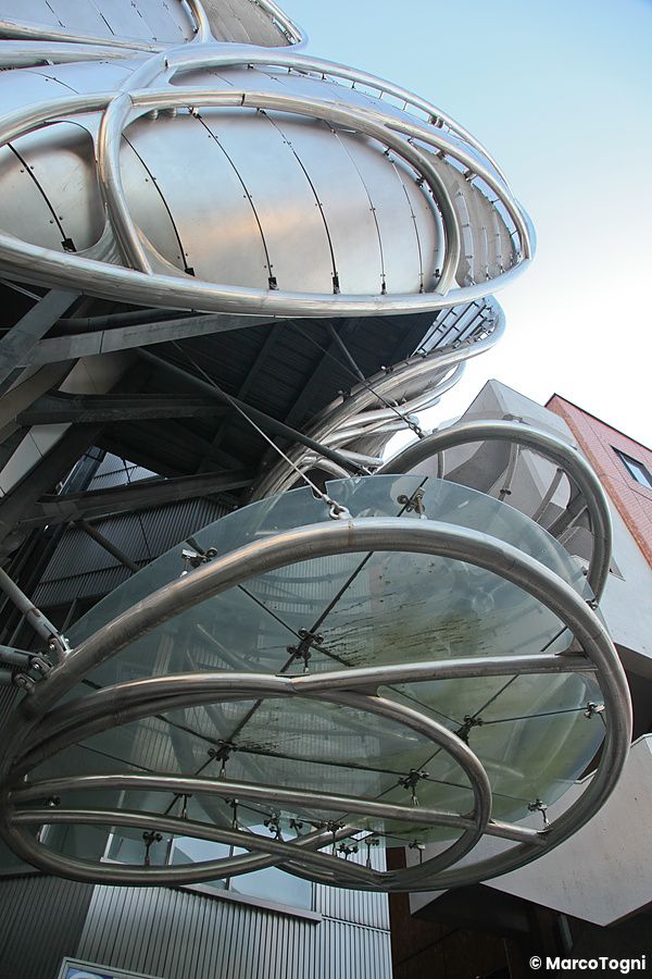 Struttura architettonica moderna con torri di ventilazione alla stazione di Iidabashi, Tokyo.