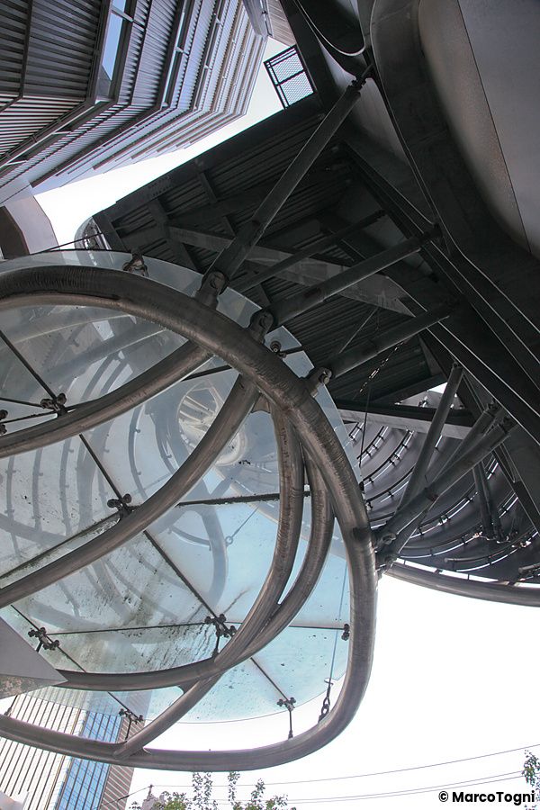 Dettaglio delle torri di ventilazione della Stazione di Iidabashi a Tokyo, con strutture metalliche e vetro.
