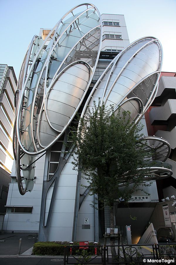 Struttura con torri di ventilazione moderne presso la stazione di Iidabashi a Tokyo.
