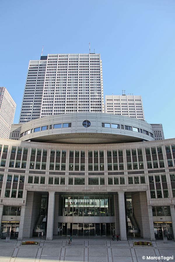 Il Tokyo Metropolitan Government Building si staglia nel cielo blu diurno.