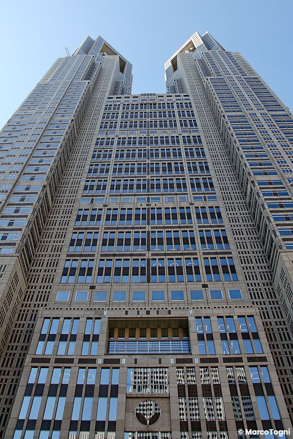Il Tokyo Metropolitan Government Building a Tokyo visto dal basso contro il cielo blu.